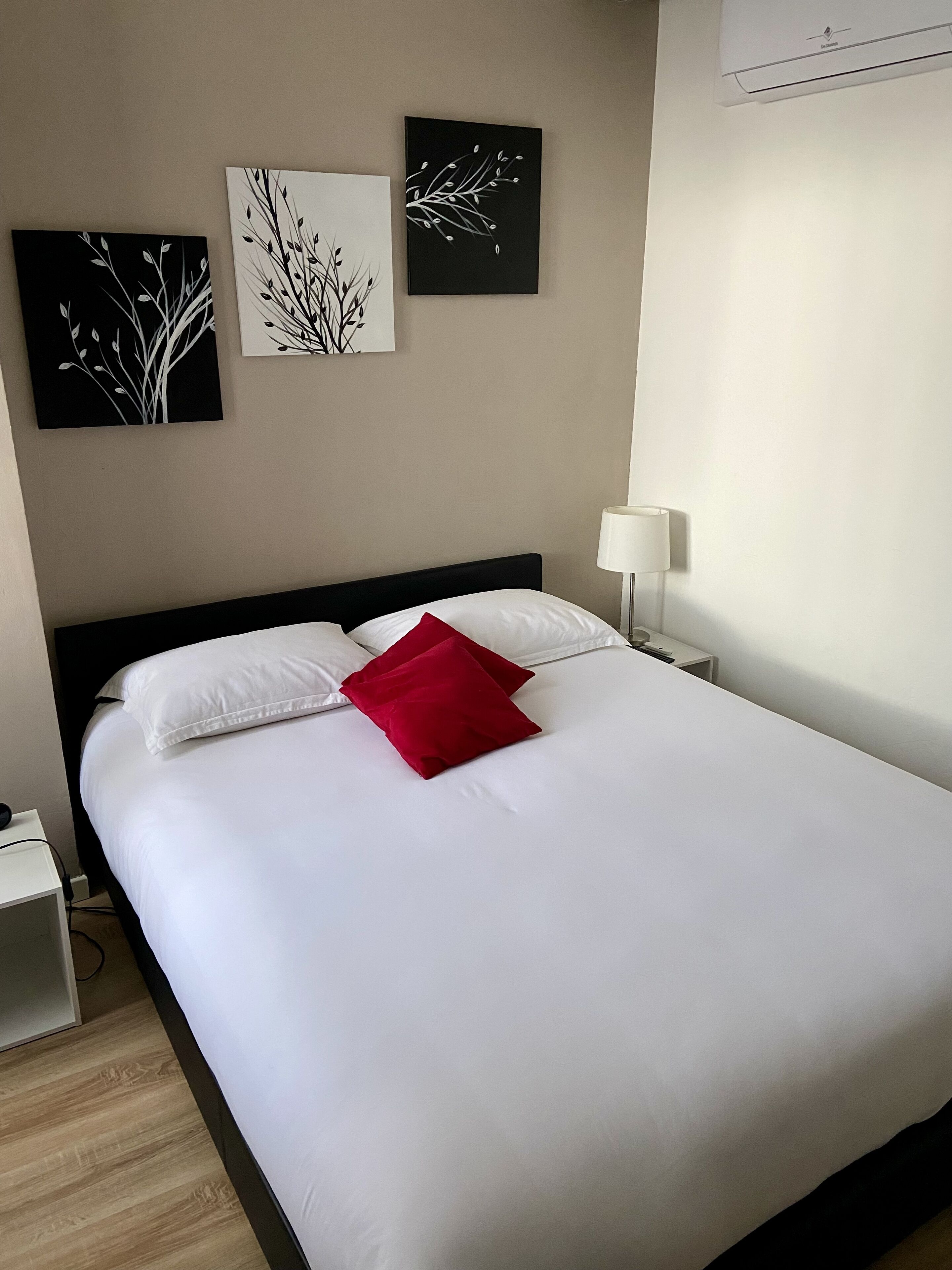 1 chambre, fer et planche à repasser, lit parapluie, Wi-Fi gratuit