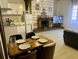 Réfrigérateur, micro-ondes, plaque de cuisson, cafetière/bouilloire