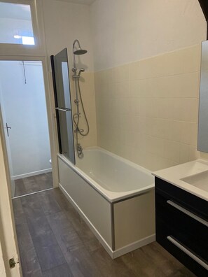 Een bad/douchecombinatie, milieuvriendelijke toiletartikelen