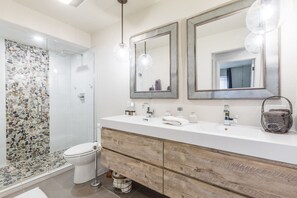 Douche, sèche-cheveux, serviettes fournies
