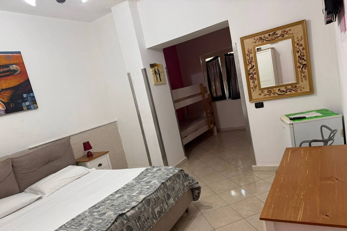 Een bureau, gratis wifi, beddengoed