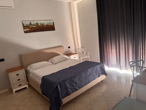 Desk, free WiFi, bed sheets - Hotel Vistamare (Pozzuoli)