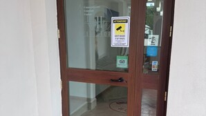 A wooden door with a glass panel, a 'WiFi' sign, and a 'VISA' sign. - Hotel Vistamare (Pozzuoli)