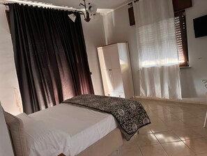 Luxury Room | Desk, free WiFi, bed sheets - Hotel Vistamare (Pozzuoli)