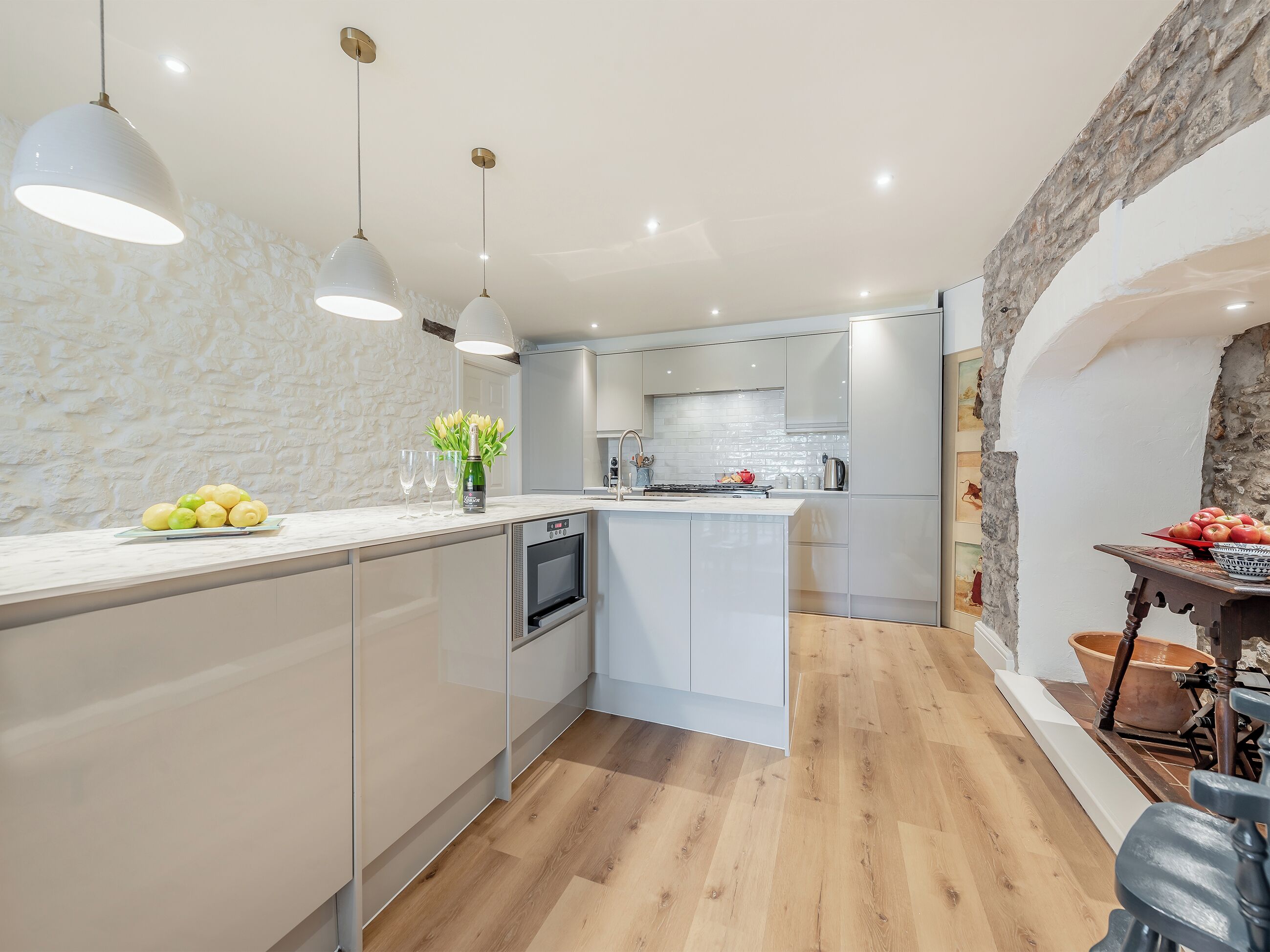 Een vaatwasser, een kinderstoel, een vriezer