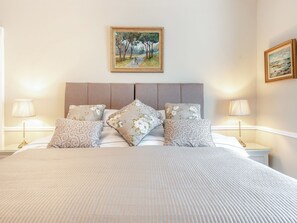 7 bedrooms, free WiFi, bed sheets - 7 bedroom accommodation in Pembroke (Pembroke)
