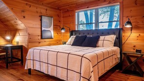 3 bedrooms, desk, iron/ironing board, travel cot - Rustic Log Cabin TH | Spacious King Suite | Views | Fire Pit | Walk Downtown WJ (West Jefferson)