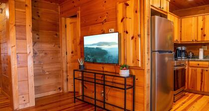 Rustic Log Cabin TH | Spacious King Suite | Views | Fire Pit | Walk Downtown WJ