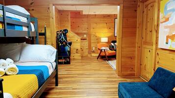 3 habitaciones, escritorio y tabla de planchar con plancha