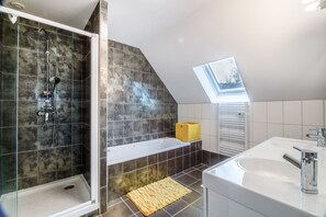 Een haardroger, handdoeken