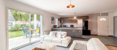 TV, fireplace, stereo