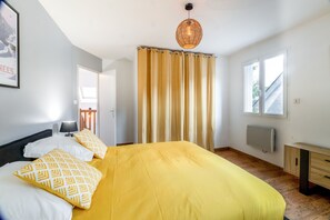 3 slaapkamers, een strijkplank/strijkijzer, gratis wifi, beddengoed