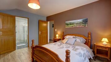 3 bedrooms, WiFi (free), bed sheets