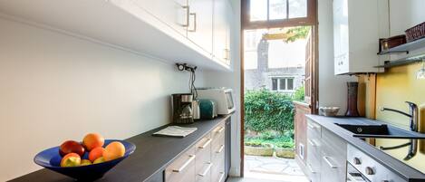 Fridge, microwave, oven, coffee/tea maker