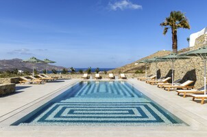 Una piscina al aire libre de temporada, sombrillas