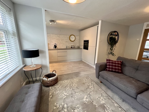 Appartement Confort | Aire de séjour | Téléviseur connecté de 32 po avec télévision numérique, téléviseur