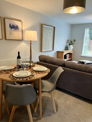 Appartement Confort | Repas dans la chambre