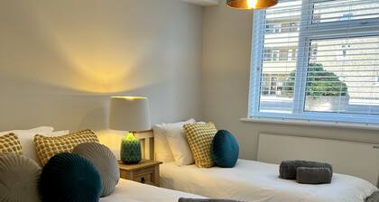 BookedUK - Lovely 2BR Flat in Hoddesdon