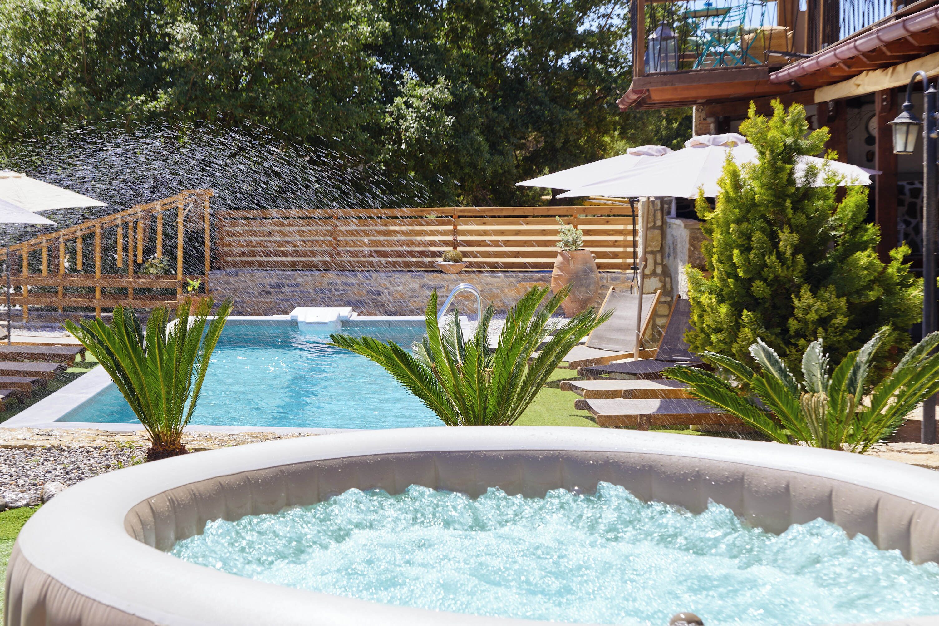 Una piscina al aire libre