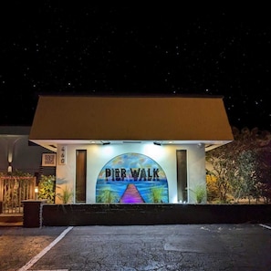 Um edifício com uma placa que diz 