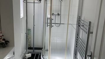 Standard Double Room | Bathroom | Towels