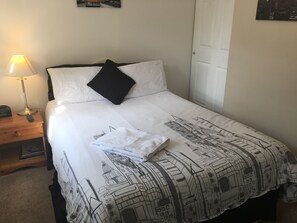 Hypo-allergenic bedding, blackout curtains, iron/ironing board - SleepNeat (Ascot)