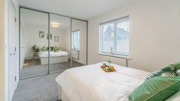 4 bedrooms, iron/ironing board, WiFi, bed sheets
