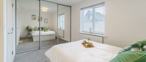 4 makuuhuonetta, silitysrauta/-lauta, Wi-Fi, vuodevaatteet