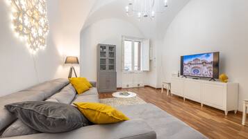 Căn hộ Exclusive | Khu phòng khách | Smart TV 55-inch có truyền hình kỹ thuật số, TV, Netflix