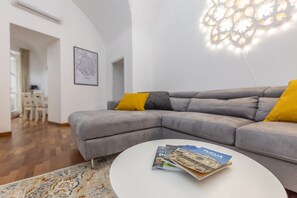 익스클루시브 아파트 | 거실 공간 | 디지털 채널 시청이 가능한 55인치 스마트 TV, TV, 넷플릭스