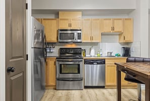 Geladeira, micro-ondas, fogão, cooktop