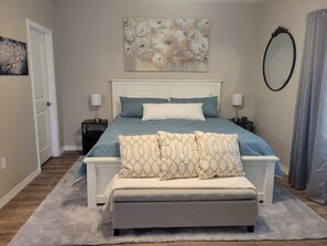 3 habitaciones, escritorio y tabla de planchar con plancha 