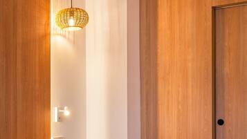 Skrivbord, mörklÀggningsgardiner, gratis wi-fi och sÀngklÀder