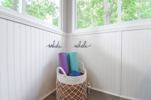 Interior - Lakehouse in Charlotte. Sleeps 8. (Charlotte)