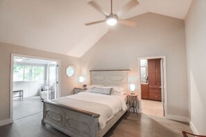 2 habitaciones, escritorio y tabla de planchar con plancha