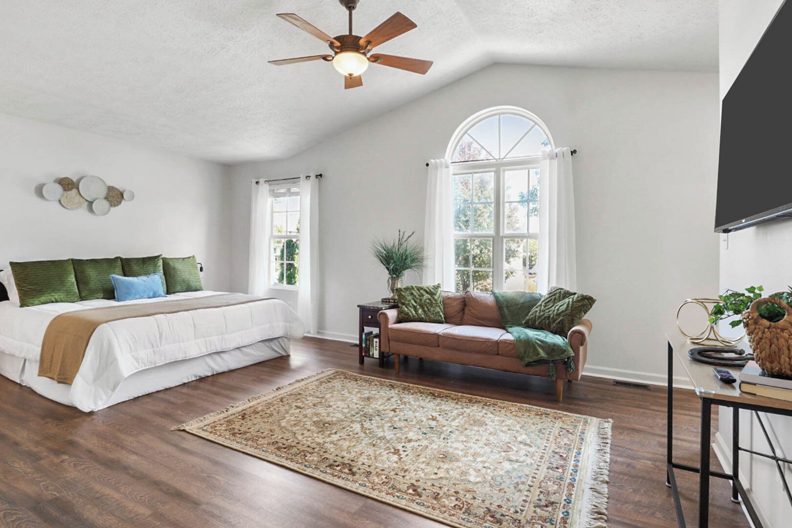 3 bedrooms, desk, iron/ironing board, travel crib