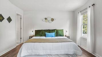 3 bedrooms, desk, iron/ironing board, travel crib