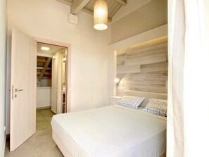 2 chambres, coffres-forts dans les chambres, lit parapluie