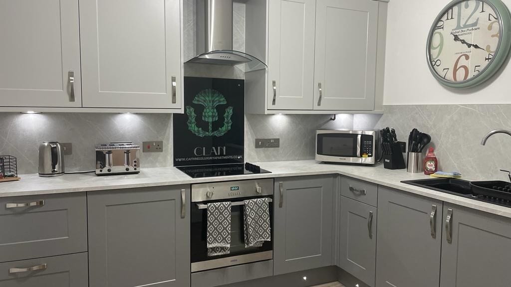 冰箱、微波炉、烤箱、炉灶