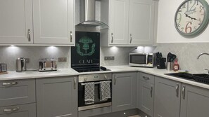 Kjøleskap, mikrobølgeovn, ovn og kokeplater