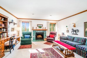 Fernseher, Kamin, DVD-Player, Bücher