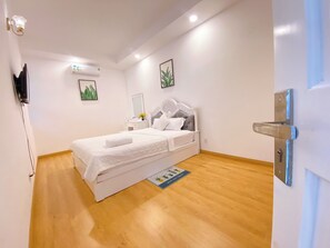 1 habitación y tabla de planchar con plancha 