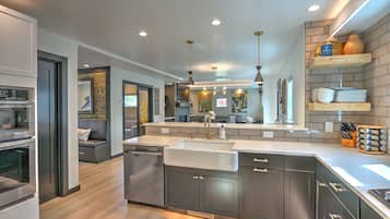 Een koelkast, een microgolfoven, een oven, een kookplaat