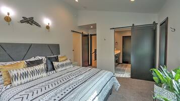 4 bedrooms, desk, iron/ironing board, travel cot