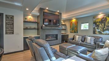 Smart TV, fireplace, ping pong, books