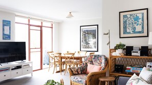 Flat-screen TV, Netflix, books, streaming services - Ocean View Fathoms 17 - A hop, skip and a jump to the beach! (Mollymook Beach)