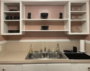 Frigorífico, microondas, placa de cocina y lavavajillas