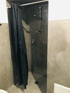 Ducha, secador de pelo, bidet, toallas
