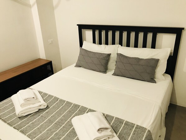 1 bedroom, bed sheets