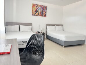 Familienzimmer | Minibar, Schreibtisch, kostenloses WLAN, Bettwäsche